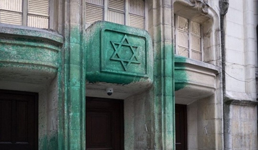 TRE SERBË PËRDHOSIN KULTET JEVREJE NË PARIS