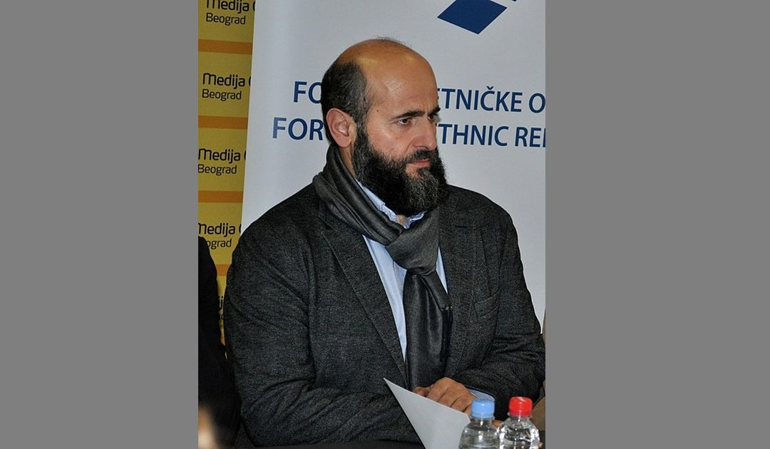 MODELI SE SI DUHET TË SILLET NJË HOXHË ME PREJARDHJEN E VET ETNIKE